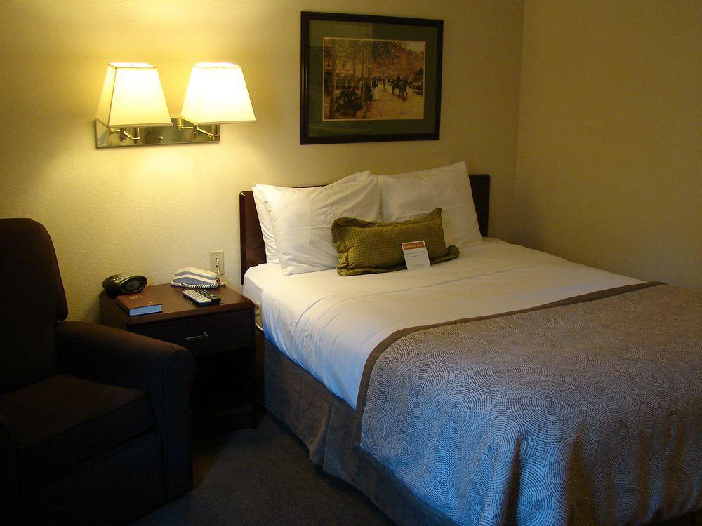 Candlewood Suites Raleigh Crabtree By Ihg Экстерьер фото